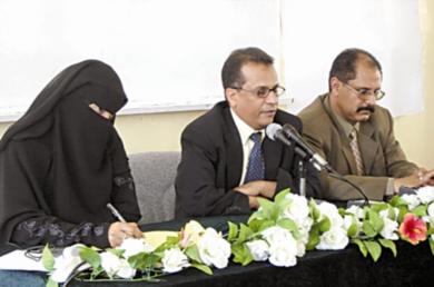 المنصة الرئيسة للضيوف الرسميين في الندوة المنصة الرئيسة للضيوف الرسميين في الندوة