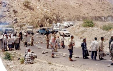 قطع الطريق بالاحجار 