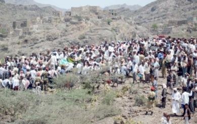 جموع المشيعين لجثمان شهيد الواجب سمير البسيسي بقرية الردوع بالضالع جموع المشيعين لجثمان شهيد الواجب سمير البسيسي بقرية الردوع بالضالع