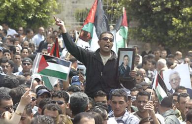 مئات الموظفين يتظاهرون للمطالبة برواتبهم