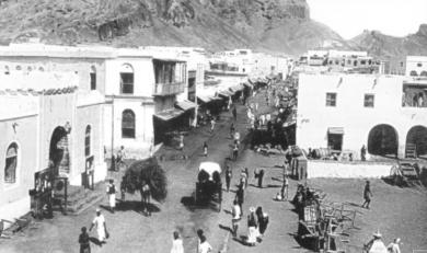 شارع سوق الطويل في كريتر بداية القرن العشرين ويبدو مبنى شرطة كريتر الى يسار الصورة والذي يقع حاليا فيه موقف سيارات الأجرة وتشاهد الجمال محملة بالحطب والقصب وعربات نقل الماء قبل دخول المياه إلى المنازل وإلى يمين الصورة بداية شارع سوق البز شارع سوق الطويل في كريتر بداية القرن العشرين ويبدو مبنى شرطة كريتر الى يسار الصورة والذي يقع حاليا فيه موقف سيارات الأجرة وتشاهد الجمال محملة بالحطب والقصب وعربات نقل الماء قبل دخول المياه إلى المنازل وإلى يمين الصورة بداية شارع سوق البز