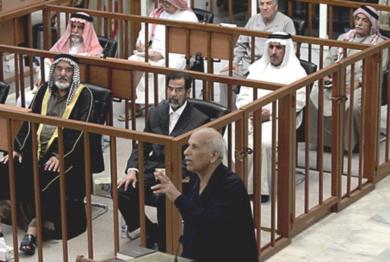 الاستماع لاحد الشهود في محاكمة صدام حسين وسبعة من معاونبة يوم أمس