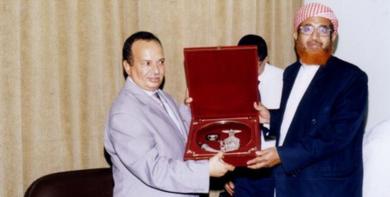 رئيس جامعة عدن يسلم درع الجامعة للشيخ طارق بن سامي العيسى 