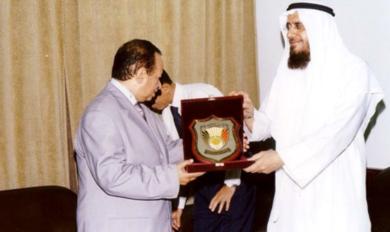 ويكرم رئيس جمعية الحكمة بدرع الجامعة