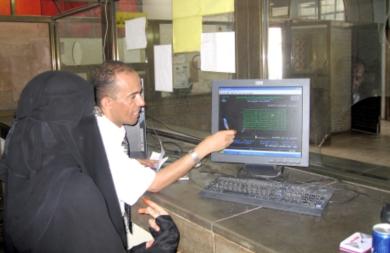 مدير عام البريد يتفقد الأنظمة الجديدة في الأقسام المجهزة لصرف مرتبات المعلمين مدير عام البريد يتفقد الأنظمة الجديدة في الأقسام المجهزة لصرف مرتبات المعلمين