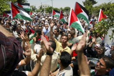 موظفون يحتجون على تأخر صرف رواتبهم