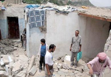 صورة توضح آثار انزلاقات التربة والتشققات في الجبل 