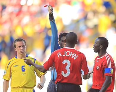 لاعب ترينيداد (جون) ينال الكرت الأحمر الأول في المونديال