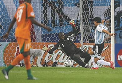 سافيولا يغمز بقدمه اليمنى هدف منتخب بلاده الثاني