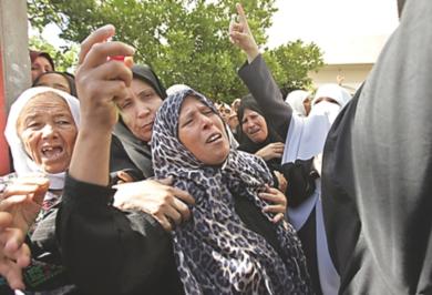 اقارب الشهيد محمد المصري يبكون بعد تشييع جثمانه