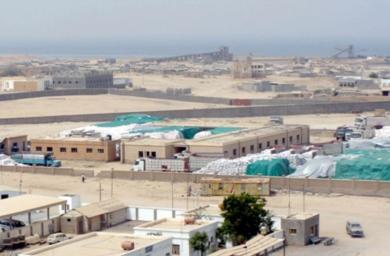 أكياس الدقيق والقمح مكومة في ساحة المدرسة أكياس الدقيق والقمح مكومة في ساحة المدرسة
