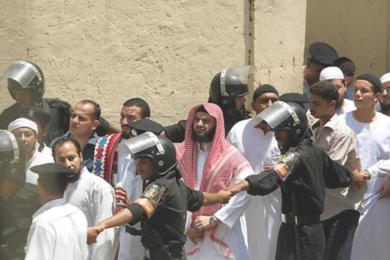 جانب من المتهمين أثناء خروجهم من قاعة المحكمة