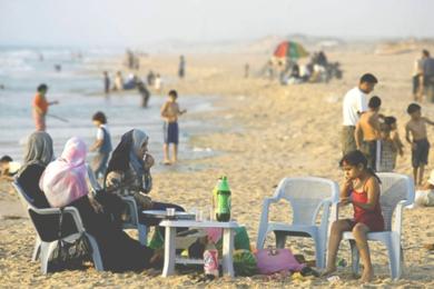 الفلسطينيون على شاطئ غزة