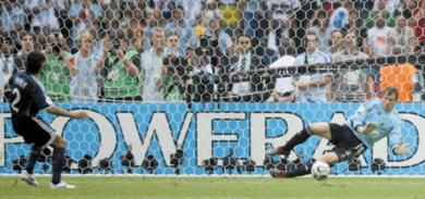 الحارس الالماني ليمان أثبت جدارته وساهم في صعود منتخب بلاده الى نصف النهائي الحارس الالماني ليمان أثبت جدارته وساهم في صعود منتخب بلاده الى نصف النهائي