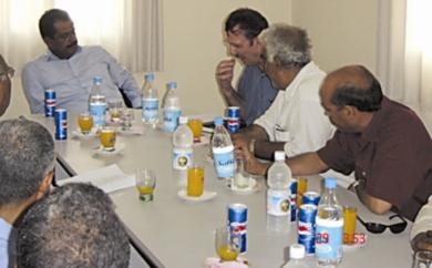 ويجتمع بالفنيين في المحطة ويجتمع بالفنيين في المحطة