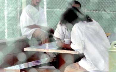 صور نشرها مسؤولو الجيش الأميركي الثلاثاء لثلاثة من معتقلي جوانتانامو في إحدى الزنزانات صور نشرها مسؤولو الجيش الأميركي الثلاثاء لثلاثة من معتقلي جوانتانامو في إحدى الزنزانات