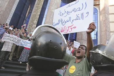 نشطاء من حركة كفاية يحتجون على العدوان الاسرائيلي في قطاع غزة