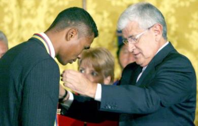 رئيس الاكوادر يقلد احد لاعبي المنتخب وساما رئيس الاكوادر يقلد احد لاعبي المنتخب وساما