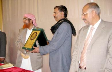 جمعية الحكمة تمنح رئيس الجمهورية درع الجمعية يتسلمه وزير الشباب جمعية الحكمة تمنح رئيس الجمهورية درع الجمعية يتسلمه وزير الشباب