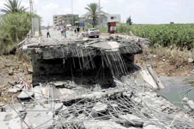 جسر القاسمية خارج مدينة صور بجنوب لبنان بعد تدميره في القصف الجوي الإسرائيلي أمس جسر القاسمية خارج مدينة صور بجنوب لبنان بعد تدميره في القصف الجوي الإسرائيلي أمس
