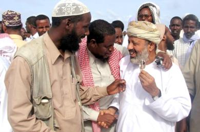 السفير عبدالله مبارك قبل مغادرته متوجها الى الخرطوم يتحدث الى مسؤولين في المحاكم الشرعية السفير عبدالله مبارك قبل مغادرته متوجها الى الخرطوم يتحدث الى مسؤولين في المحاكم الشرعية