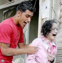 مدنية لبنانية أصيبت في غارة اسرائيلية يساعدها أحد السكان على الخروج من مبنى مدمر في مدينة صور جنوب لبنان يوم أمس مدنية لبنانية أصيبت في غارة اسرائيلية يساعدها أحد السكان على الخروج من مبنى مدمر في مدينة صور جنوب لبنان يوم أمس