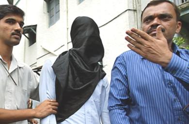 احد المعتقلين أثناء خرجه من مركز للشرطة في بومباي