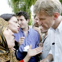 مساعد الامين العام للامم المتحدة يستمع الى شكوى مواطنة لبنانية بعد ان أجليت من جنوب لبنان في بيروت أمس مساعد الامين العام للامم المتحدة يستمع الى شكوى مواطنة لبنانية بعد ان أجليت من جنوب لبنان في بيروت أمس