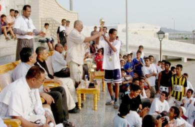 حسين إبراهيم النجاشي يقوم بتسليم الكأس للفائز حسين إبراهيم النجاشي يقوم بتسليم الكأس للفائز