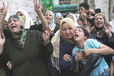 اقارب الشهيد هاني عويجان في لحظة حزن