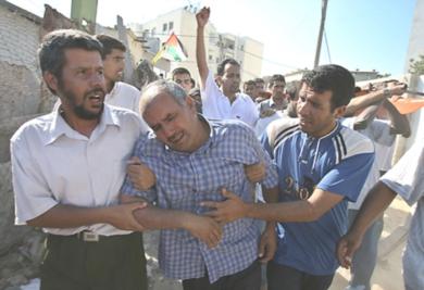 اقارب الشهيد عارف أبو قايدة في لحظة حزن بعد مقتله في قصف اسرائيلي