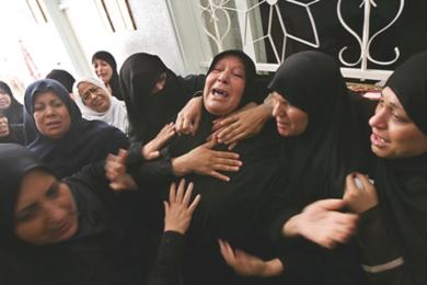 اقارب الشهيدان كفاح الناطور وشقيقها عمار الناطور في لحظة حزن  