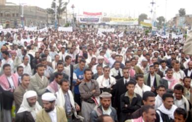 جانب من المتظاهرين جانب من المتظاهرين