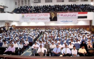 قاعة ابن خلدون بكلية الآداب مكتظة بالشباب قاعة ابن خلدون بكلية الآداب مكتظة بالشباب