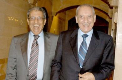 امين عام الجامعة العربية ورئيس مجلس النواب اللبناني يبتسمان قبيل اجتماعهما امس في بيروت امين عام الجامعة العربية ورئيس مجلس النواب اللبناني يبتسمان قبيل اجتماعهما امس في بيروت