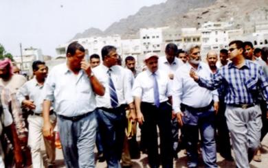 المحافظ ومرافقوه والإدارة أثناء تجوالهم في مرافق النادي المحافظ ومرافقوه والإدارة أثناء تجوالهم في مرافق النادي