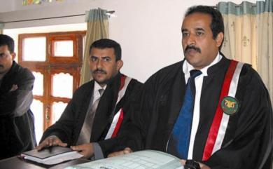 إلى اليمين وكيل النيابة خالد الماوري أثناء جلسة المحاكمة إلى اليمين وكيل النيابة خالد الماوري أثناء جلسة المحاكمة