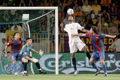 هجوم متواصل على مرمى برشلونة هجوم متواصل على مرمى برشلونة