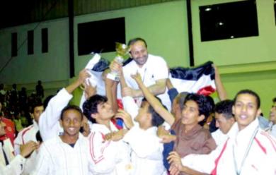 لاعبو منتخبنا يحتفلون بمدربهم ويحملونه على الاعناق لاعبو منتخبنا يحتفلون بمدربهم ويحملونه على الاعناق