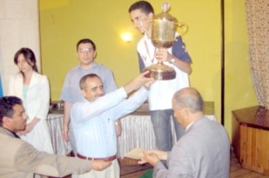 محافظ عدن يكرم البطل المصري باسم أمين
