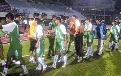 لقاء الأخوة جمع صغارنا مع أشقائهم منتخب العراق في تمرين الأمس لقاء الأخوة جمع صغارنا مع أشقائهم منتخب العراق في تمرين الأمس