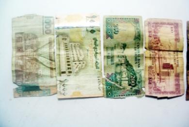 عملات ورقية تالفة عملات ورقية تالفة