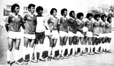 جلاب في صفوف المنتخب عام 76 الثاني من اليسار وقوفاً جلاب في صفوف المنتخب عام 76 الثاني من اليسار وقوفاً