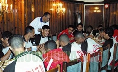 أثناء تناولهم وجبة العشاء