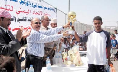 الاخ قحطان الناظري يسلم كأس احد المراكز للاعب شارك في البطولة الاخيرة الاخ قحطان الناظري يسلم كأس احد المراكز للاعب شارك في البطولة الاخيرة