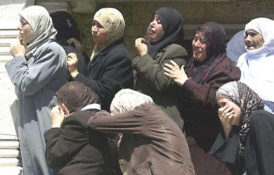 اقارب الشهيد نبيل حناني في لحظة حزن
