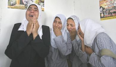 اقارب الطفلة حنان في لحظة حزن