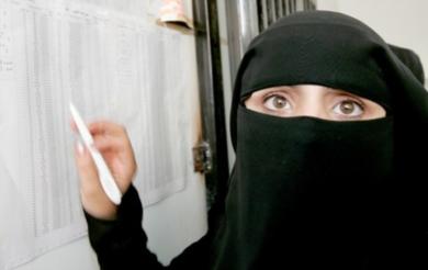 ناخبة تتأكد من وجود اسمها في جداول الناخبين قبيل الاقتراع ناخبة تتأكد من وجود اسمها في جداول الناخبين قبيل الاقتراع