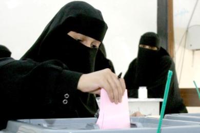 وناخبة تدلي بصوتها امس وناخبة تدلي بصوتها امس