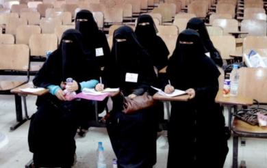 لجان المراقبة في احد مراكز الاقتراع لجان المراقبة في احد مراكز الاقتراع